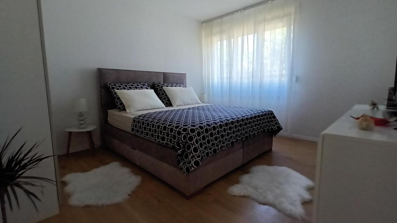 Leona Apartment-Perfect For Four Split Exterior photo